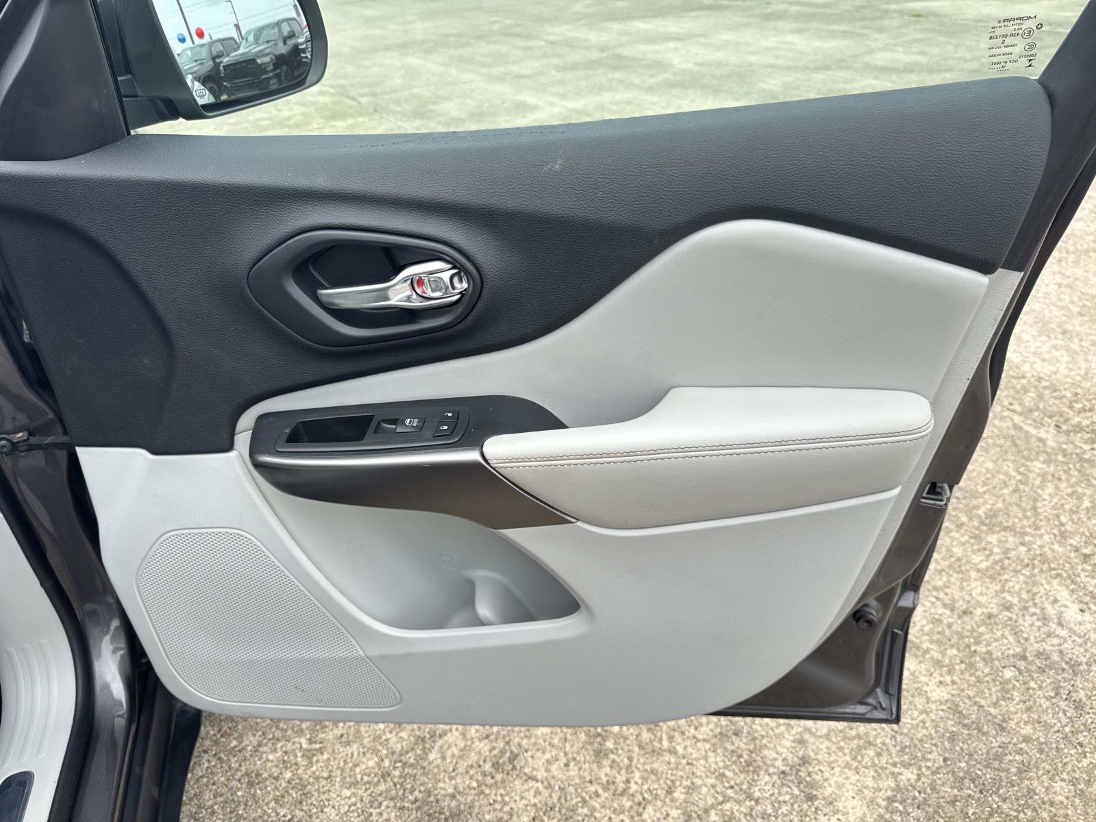 Used 2019 Jeep Cherokee Limited image 13