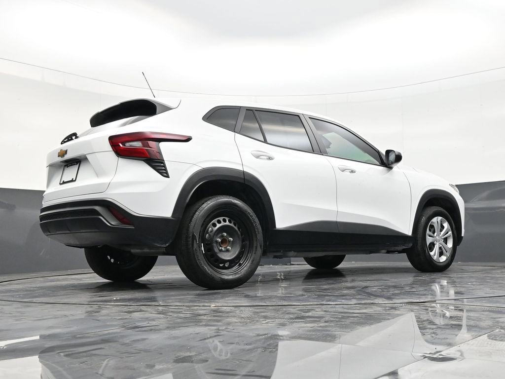Used 2025 Chevrolet Trax LS FWD image 24