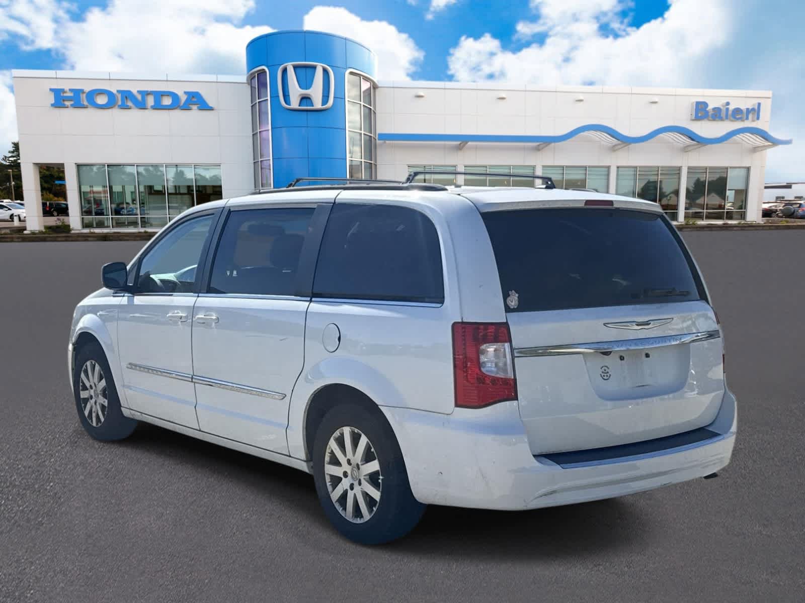 Used 2014 Chrysler Town & Country Touring FWD image 3
