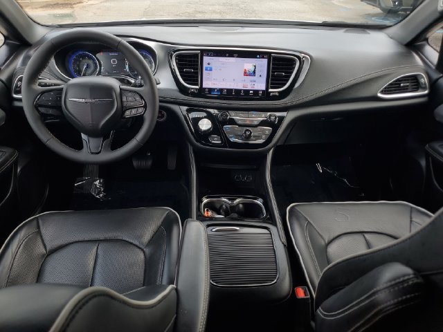 Certified 2025 Chrysler Pacifica Limited FWD image 18