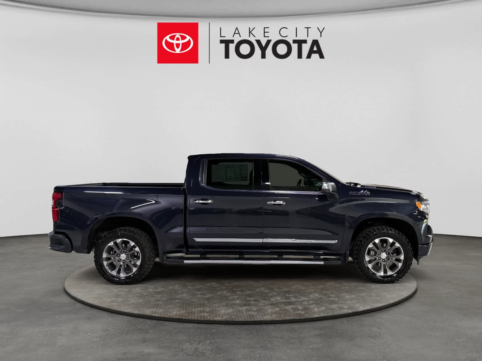 Used 2023 Chevrolet Silverado 1500 High Country w/ Z71 Off-Road Package AWD/4WD image 11