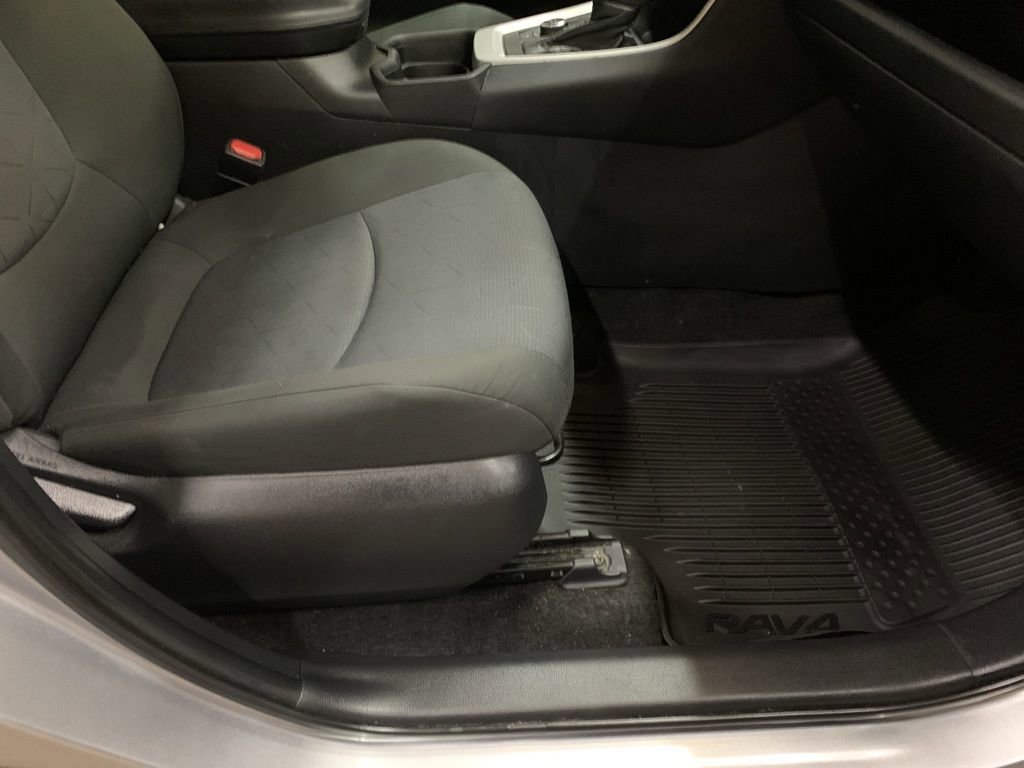 Used 2021 Toyota RAV4 XLE image 17