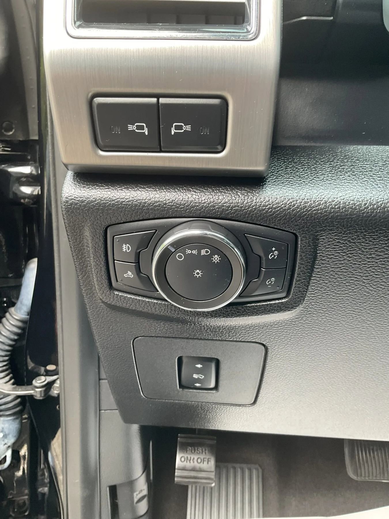 Used 2017 Ford F150 Platinum w/ Equipment Group 701A Luxury AWD/4WD image 32