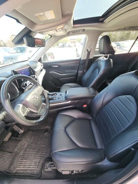 Used 2023 Toyota Highlander XLE image 6