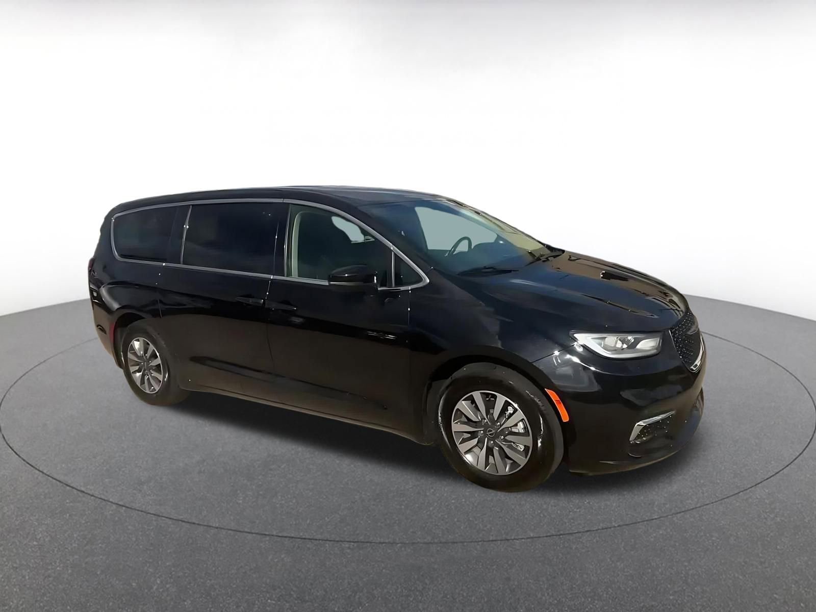 Used 2023 Chrysler Pacifica Touring-L image 2