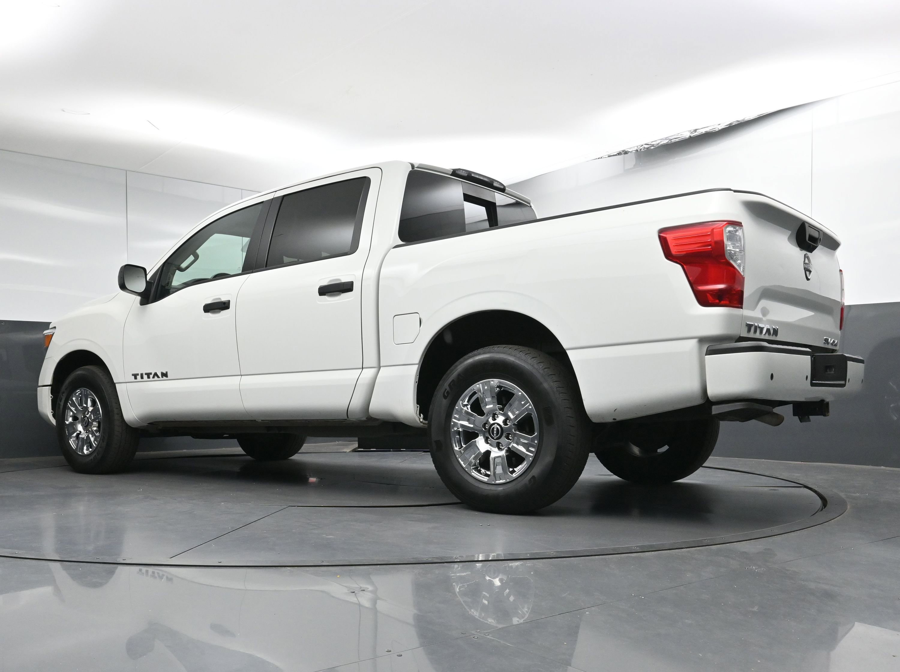 Used 2024 Nissan Titan SV w/ Accessory Utility Package image 28