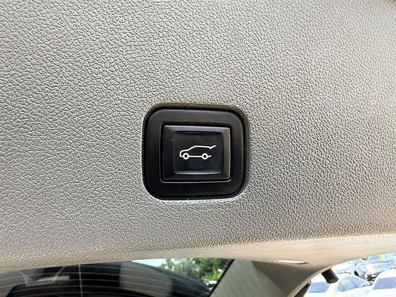 Used 2022 Cadillac XT6 Premium Luxury w/ Technology Package FWD image 13