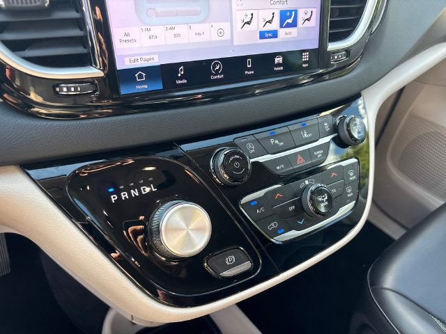 Used 2023 Chrysler Pacifica Touring-L FWD image 24