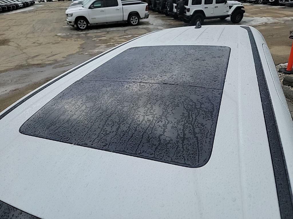 New 2026 Chrysler Pacifica Limited w/ Uconnect Theater Family Group image 5