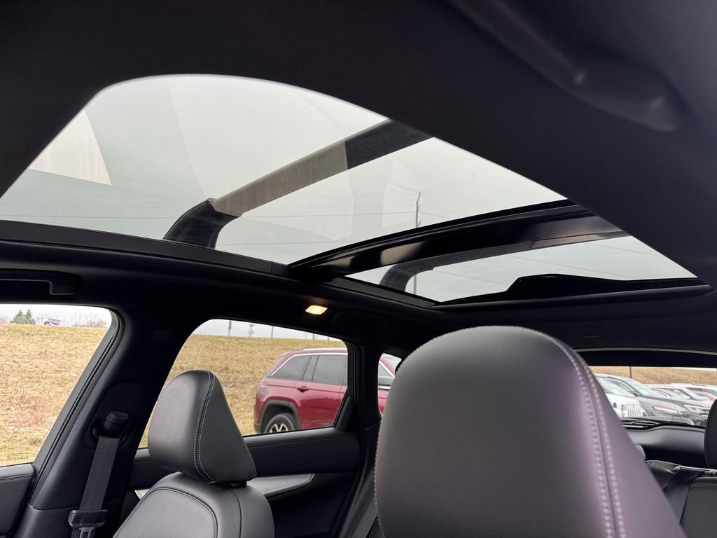 Used 2021 INFINITI QX50 Luxe w/ Appearance Package AWD/4WD image 7