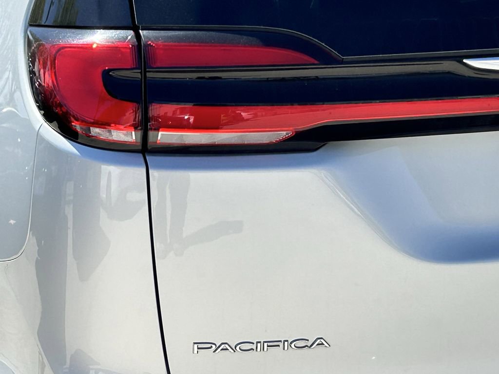 Used 2024 Chrysler Pacifica Touring-L image 7