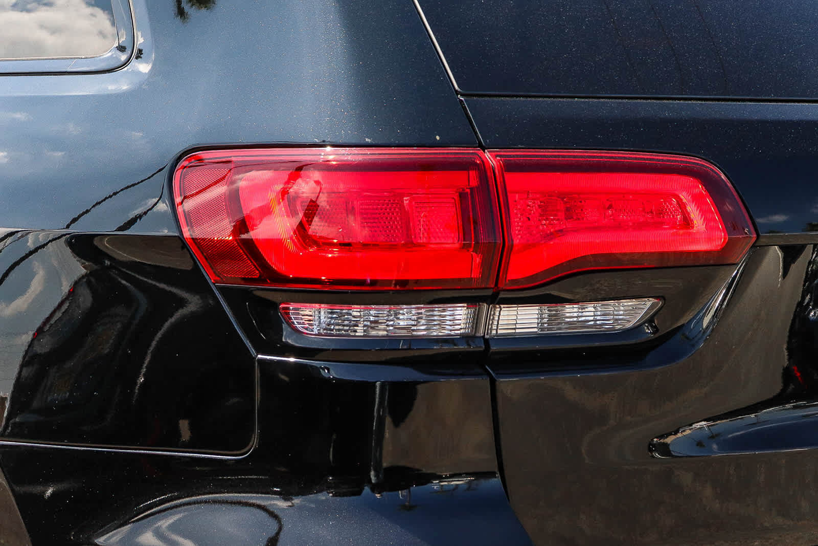 Used 2019 Jeep Grand Cherokee Altitude RWD image 11
