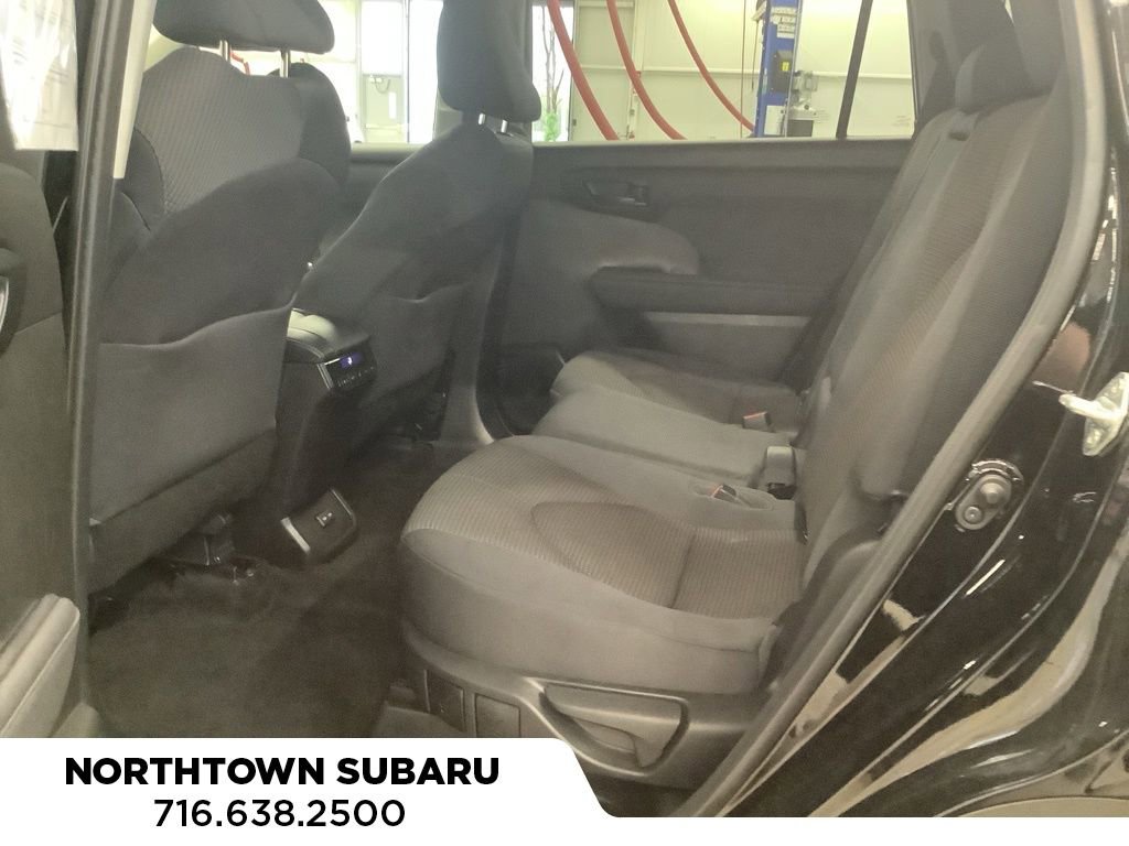 Used 2023 Toyota Highlander LE image 12