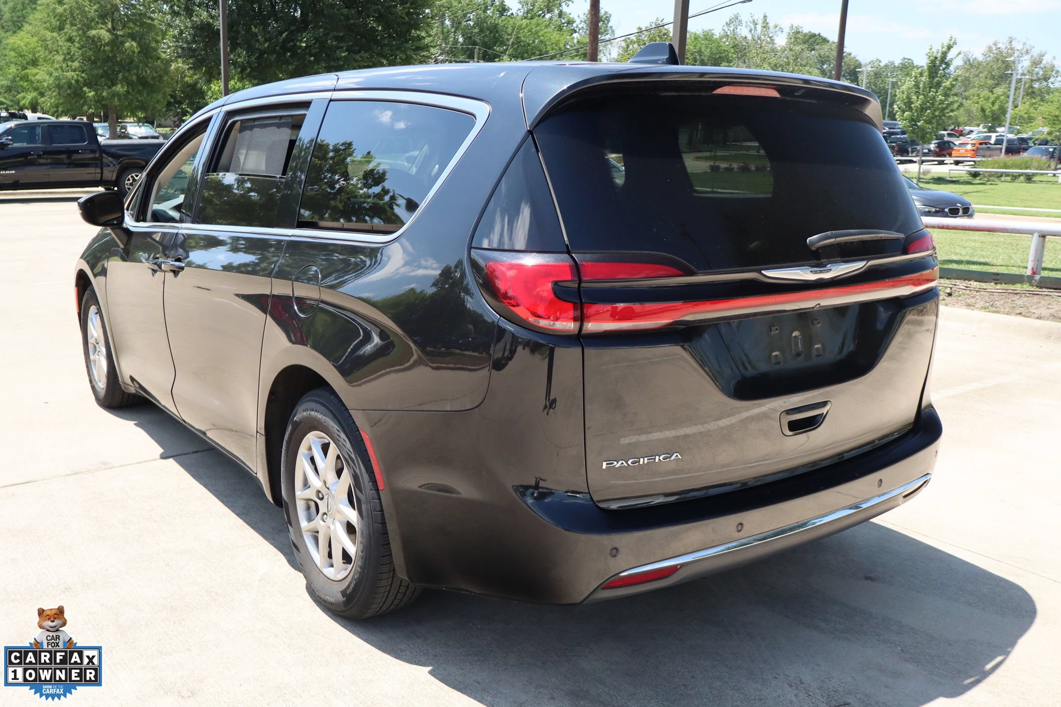 Used 2023 Chrysler Pacifica Touring-L FWD image 6