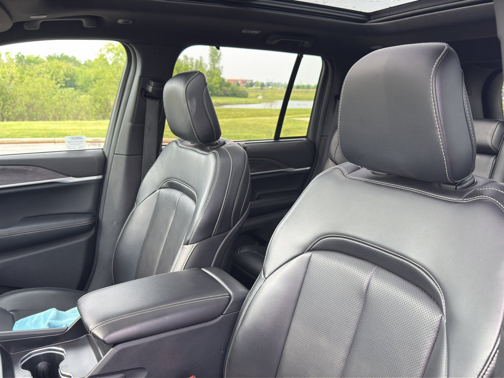 Used 2025 Jeep Grand Cherokee Limited w/ Luxury Tech Group II AWD/4WD image 16