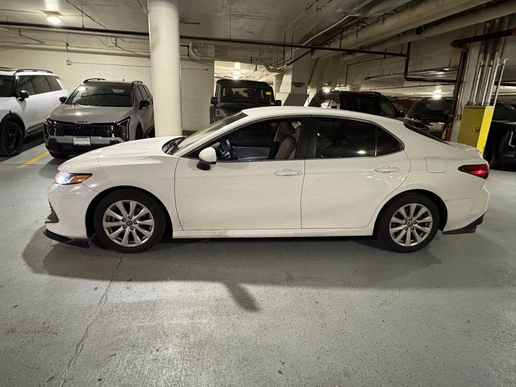 Used 2018 Toyota Camry LE image 4