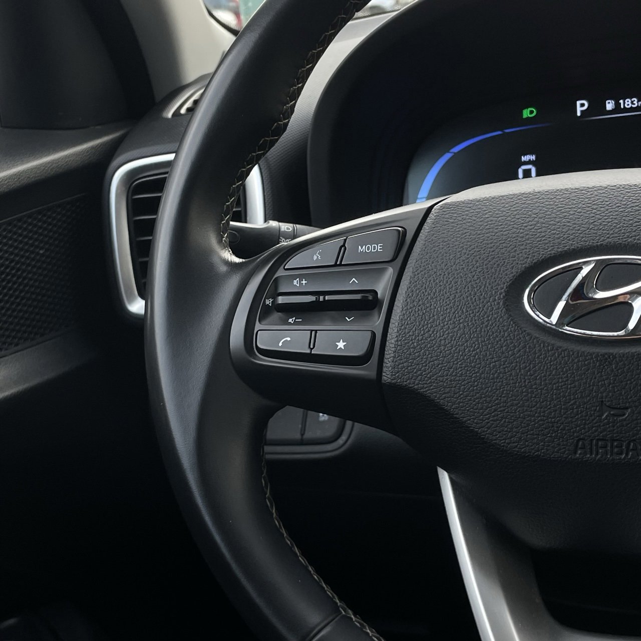 Used 2025 Hyundai Venue SEL image 13