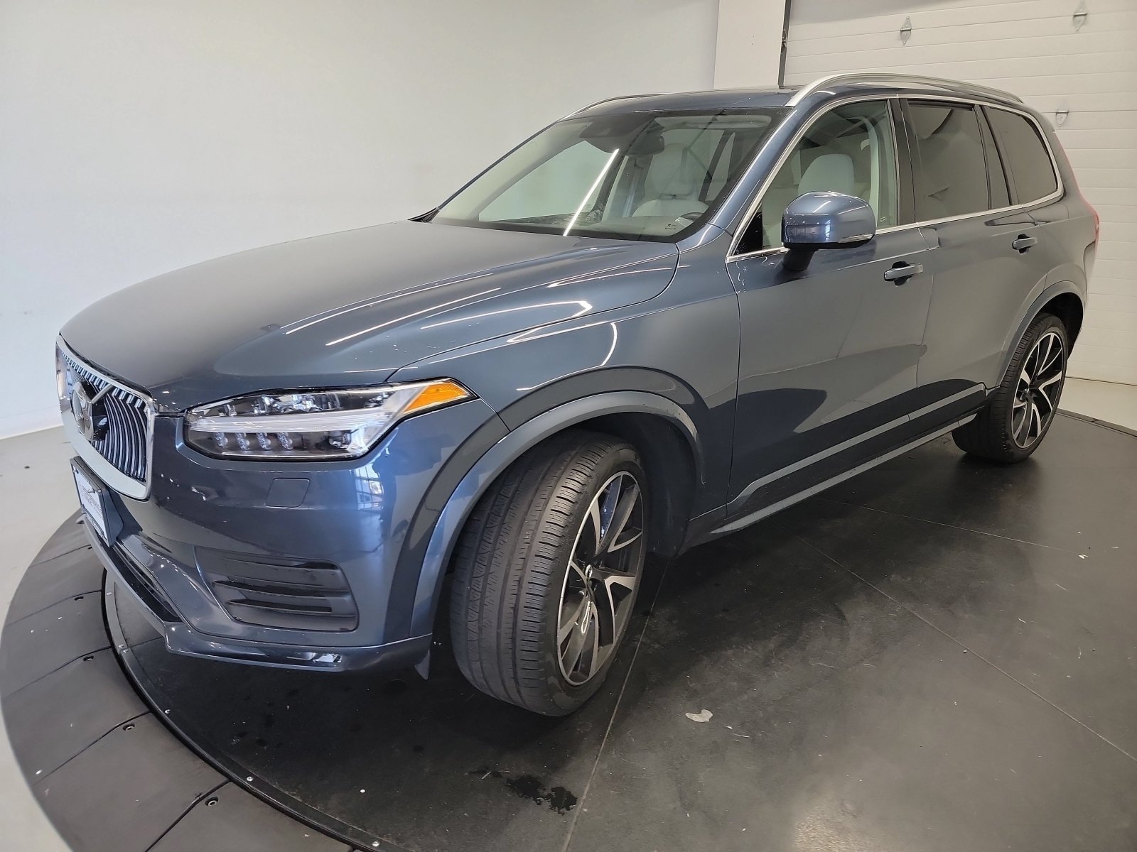 Used 2022 Volvo XC90 T6 Momentum w/ Climate Package AWD/4WD image 3