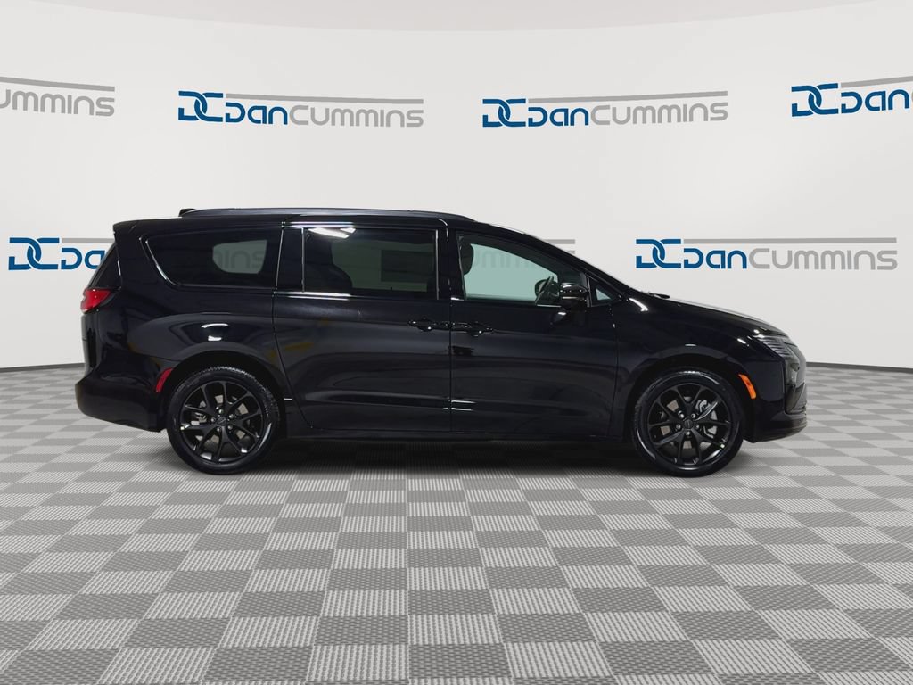New 2027 Chrysler Pacifica Limited w/ Family Tech Group AWD/4WD image 9