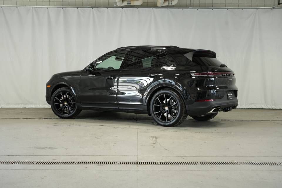Certified 2025 Porsche Cayenne image 3