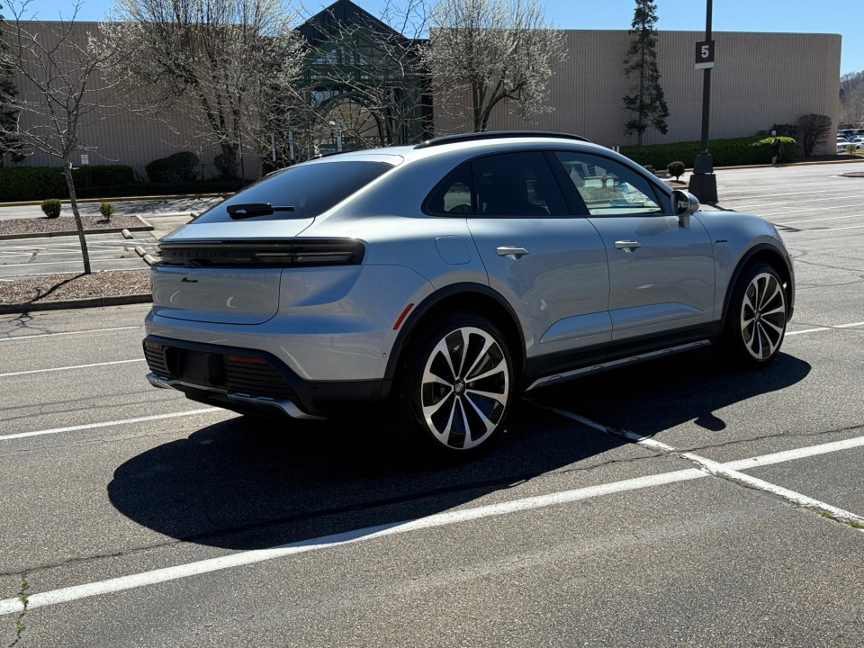 Certified 2025 Porsche Macan Electric image 7