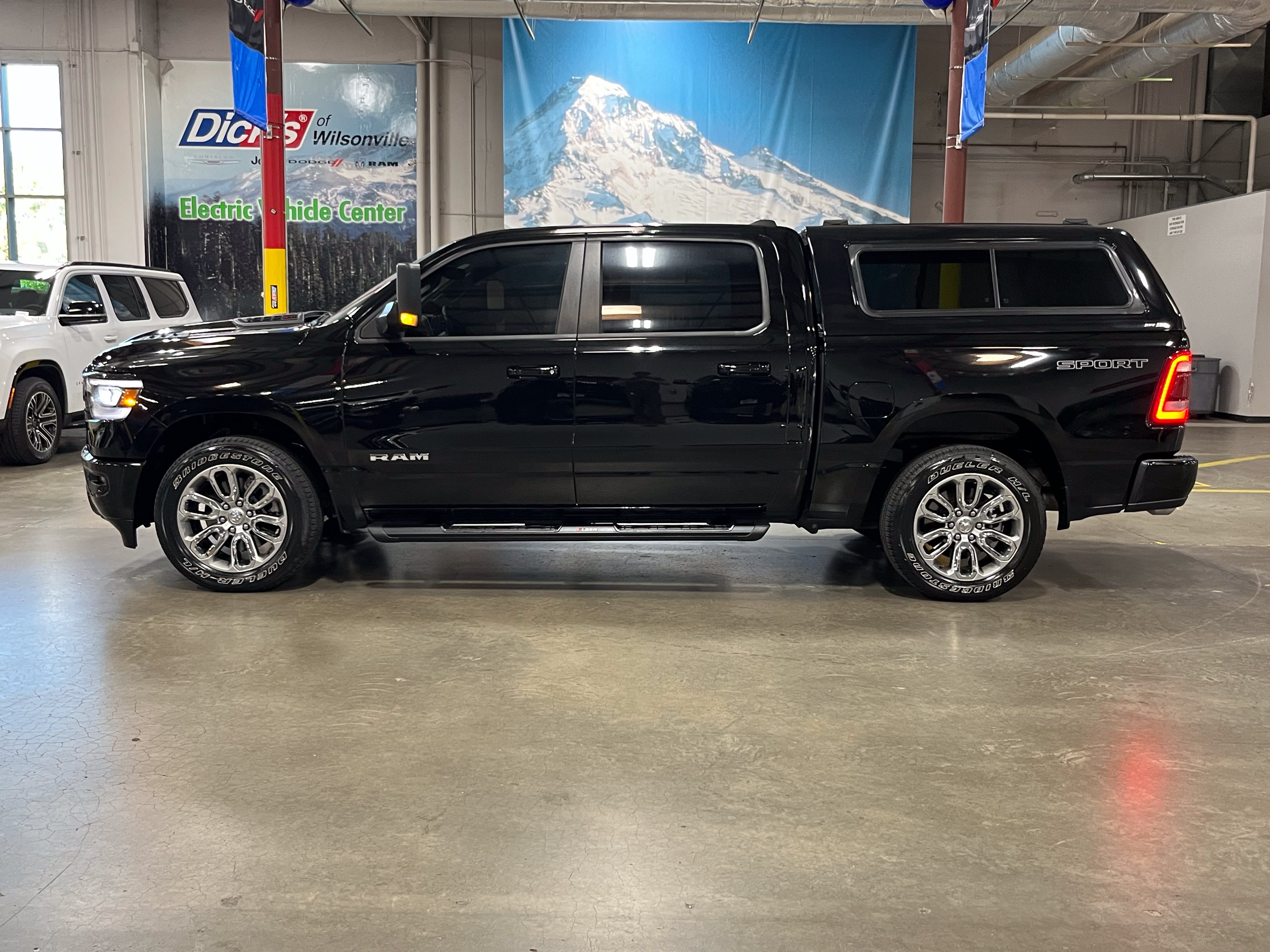 Used 2023 RAM 1500 Laramie AWD/4WD image 2