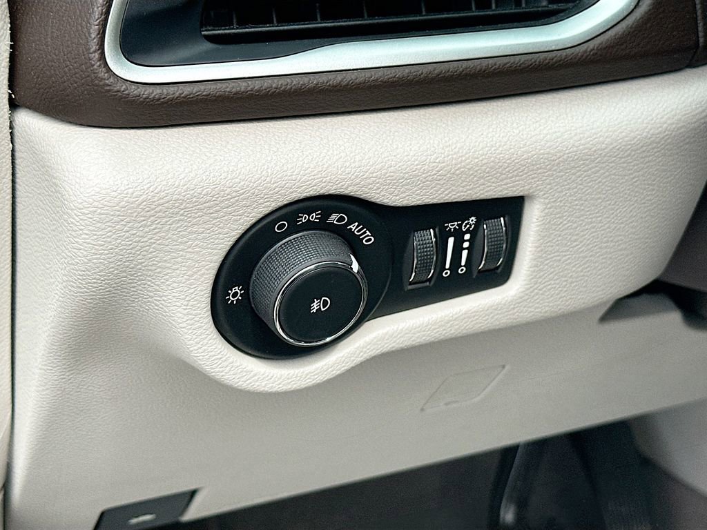 Used 2020 Chrysler Pacifica Touring image 10