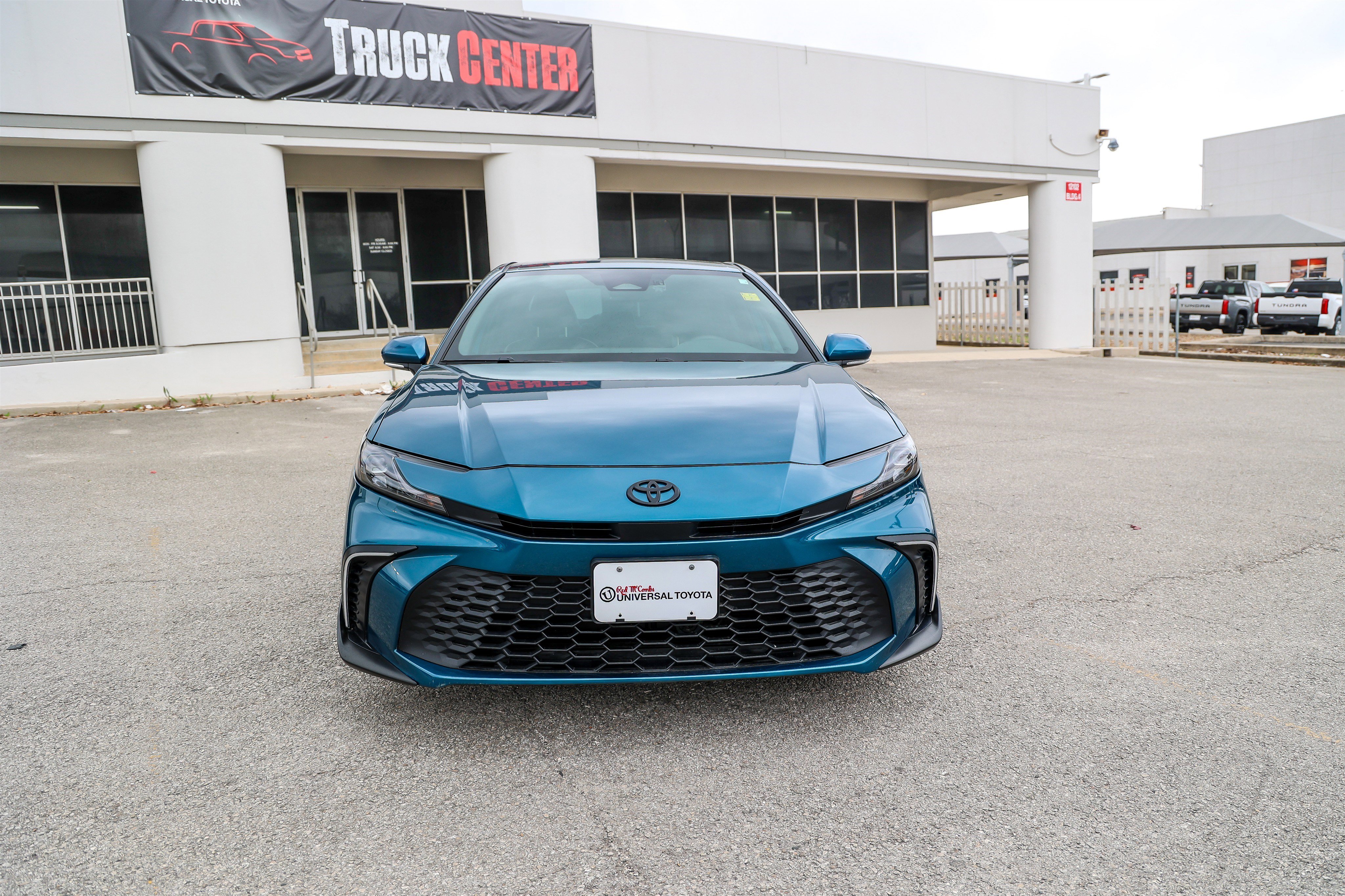 Used 2025 Toyota Camry SE w/ Convenience Package image 3