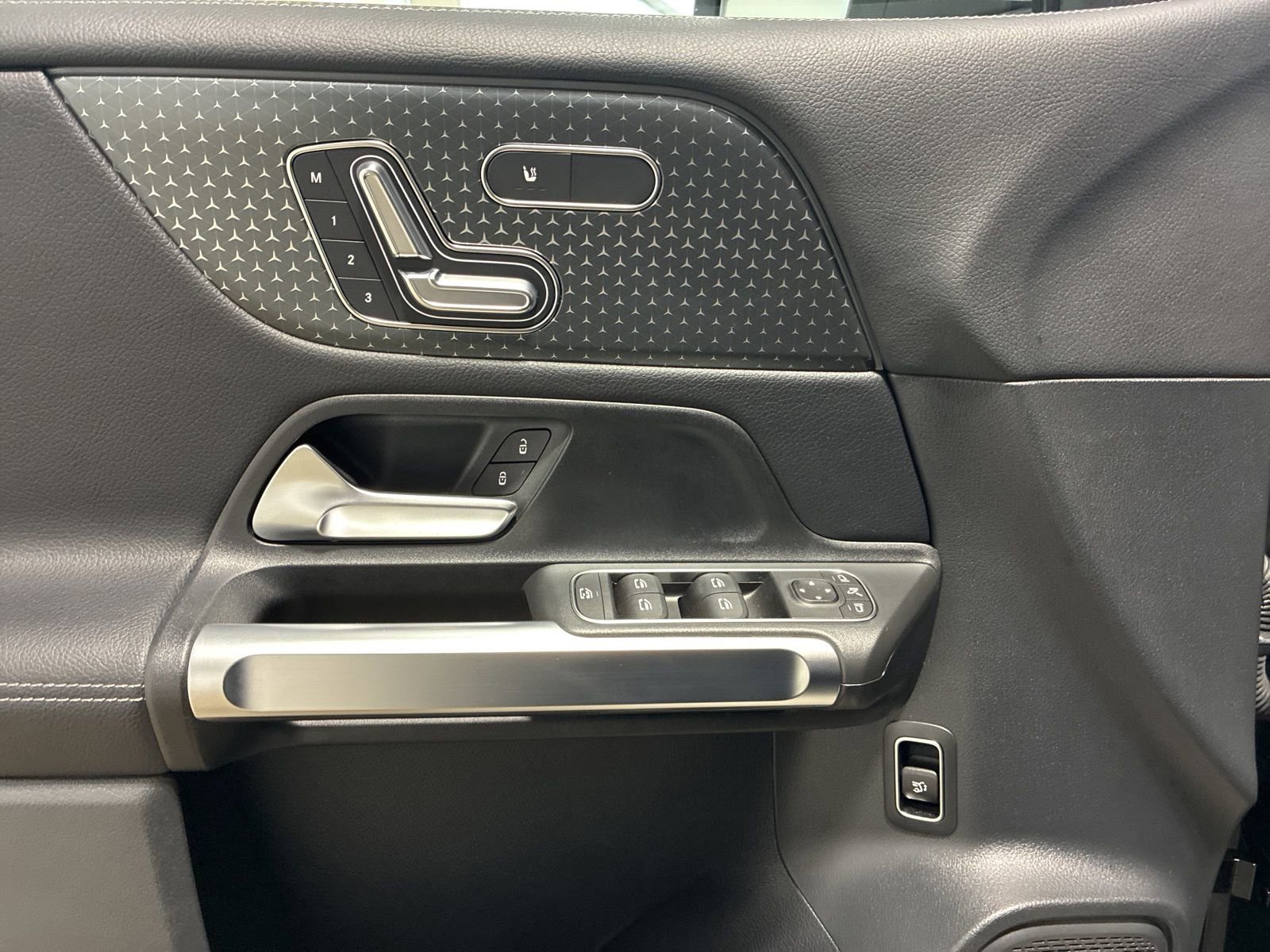 Used 2024 Mercedes-Benz GLB 250 4MATIC image 12