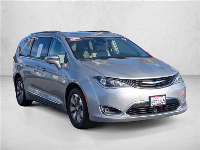 Used 2017 Chrysler Pacifica Platinum FWD image 3