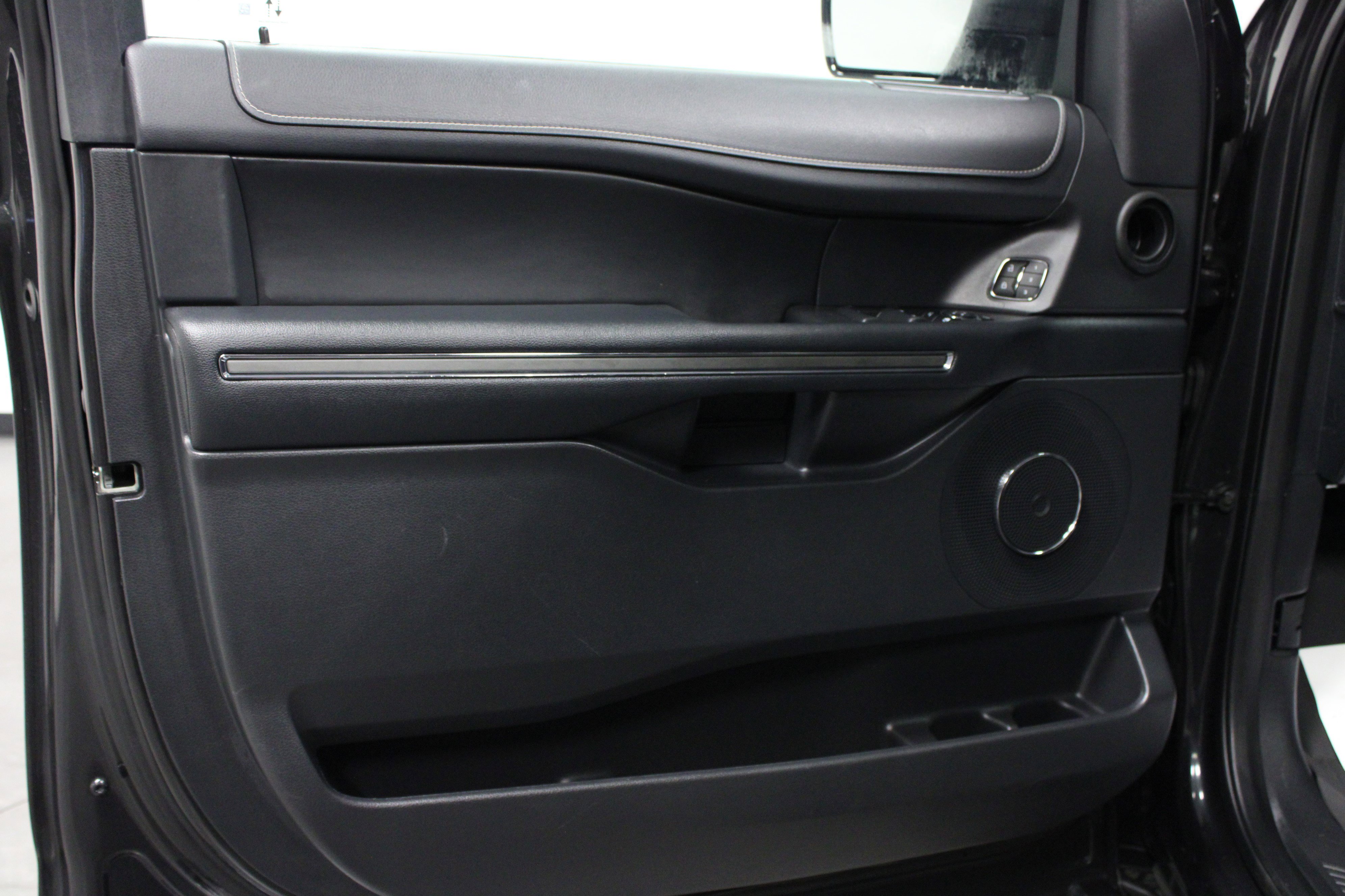 Used 2024 Ford Expedition XLT image 11