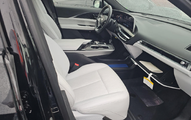 Used 2024 Cadillac Lyriq Luxury AWD/4WD image 7