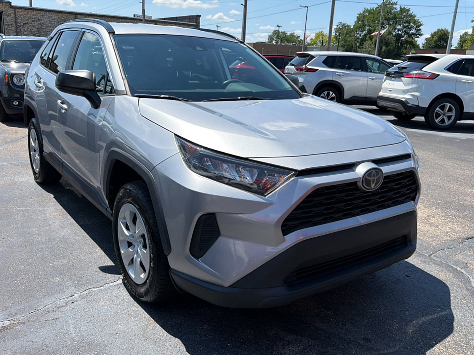 Used 2020 Toyota RAV4 LE AWD/4WD image 1
