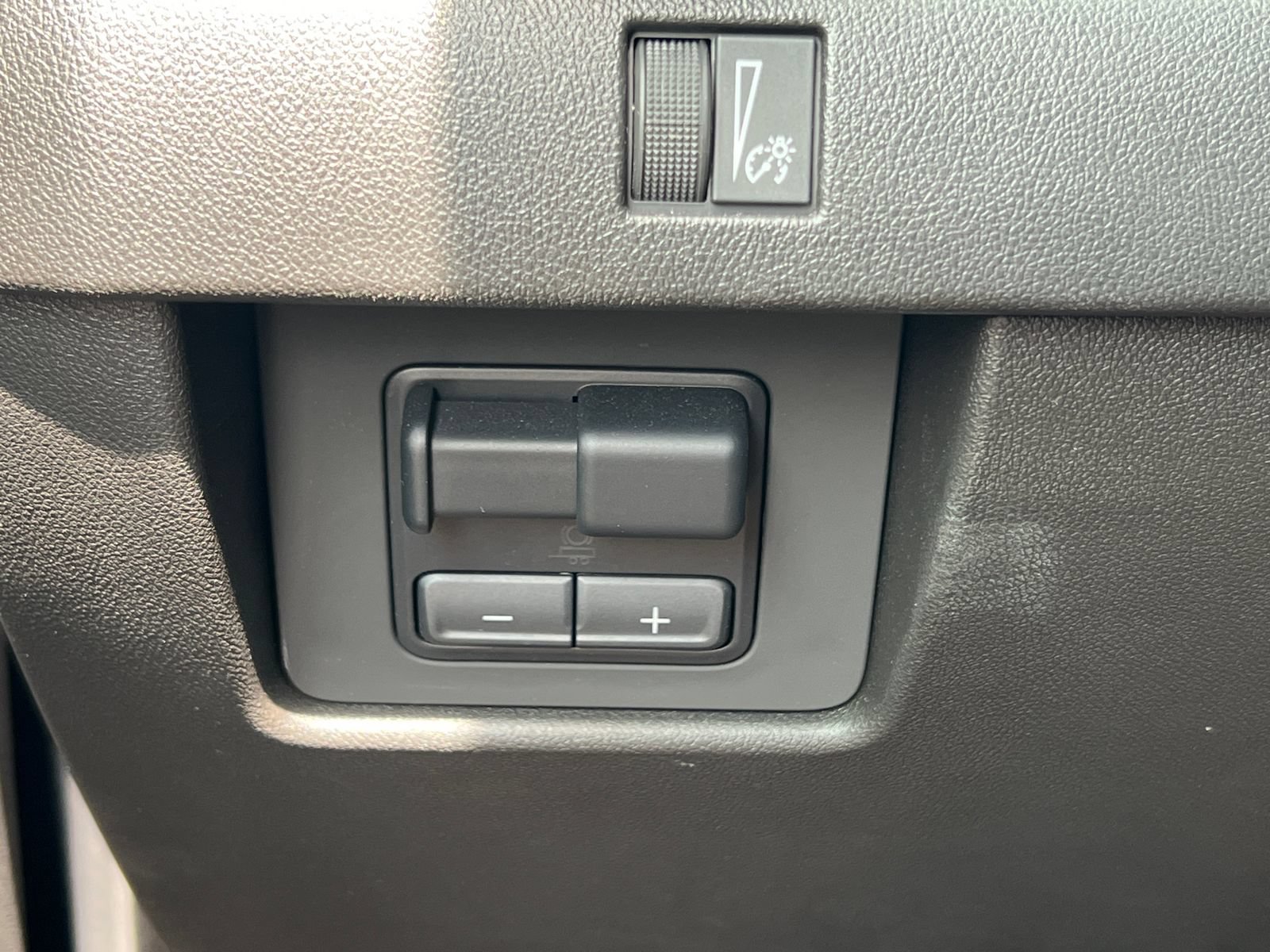Certified 2024 GMC Canyon AT4 w/ AT4 Premium Package AWD/4WD image 25