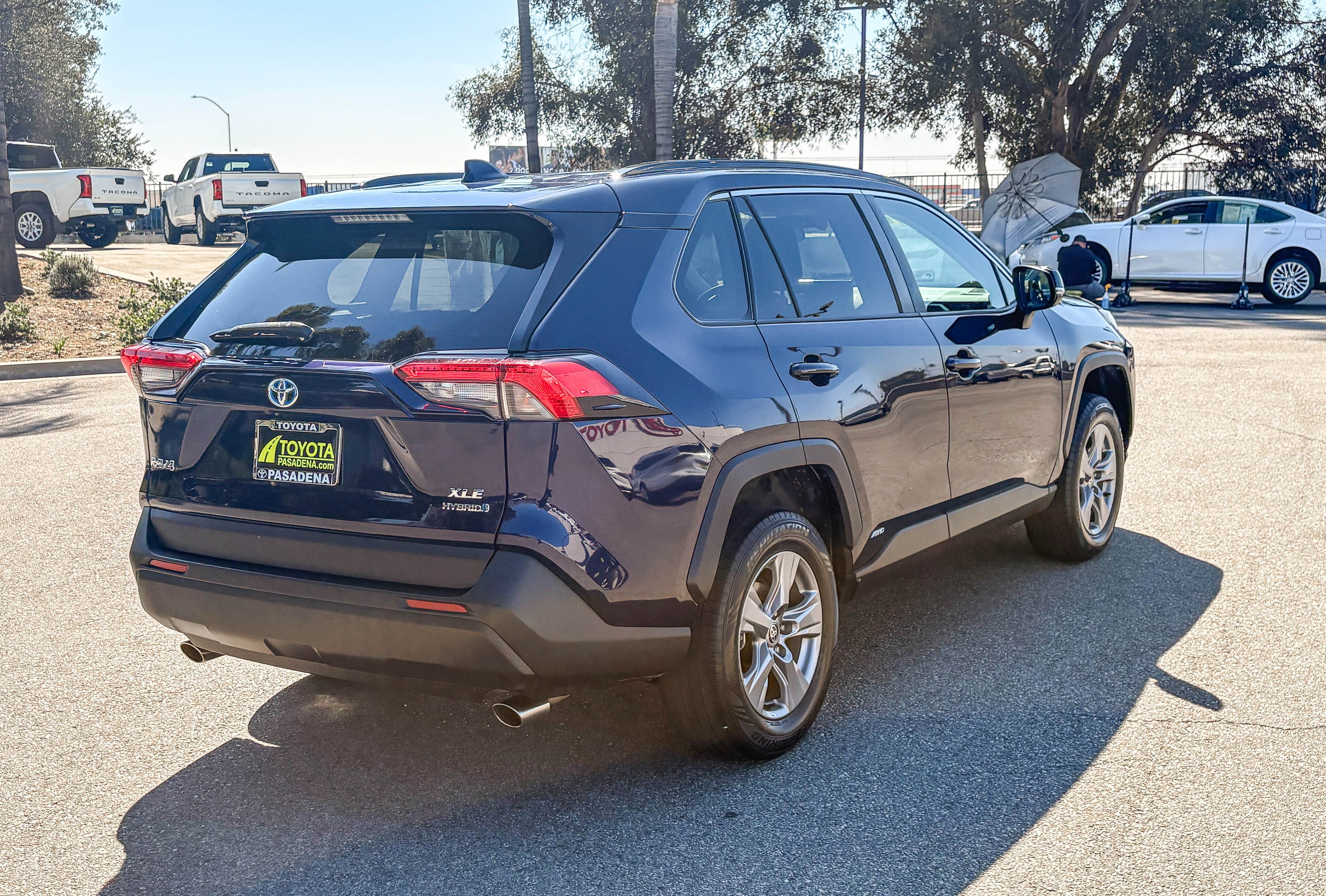 Used 2022 Toyota RAV4 XLE AWD/4WD image 6
