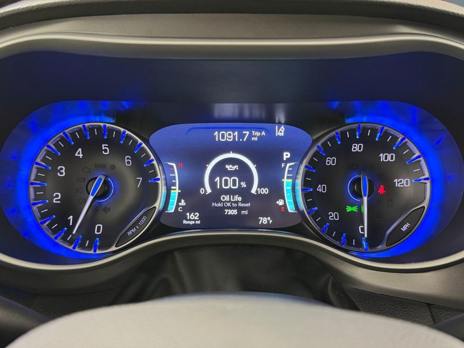 Used 2026 Chrysler Pacifica Select image 17