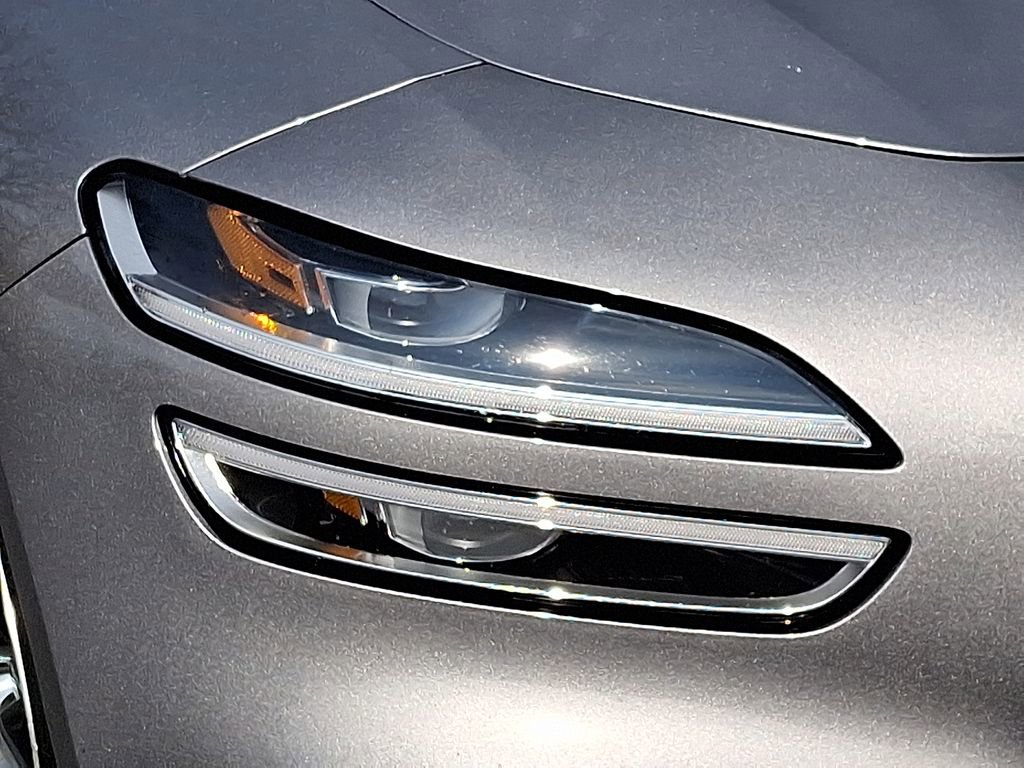 Used 2023 Genesis G70 2.0T image 9