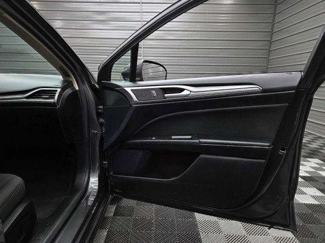Used 2020 Ford Fusion SE FWD image 31