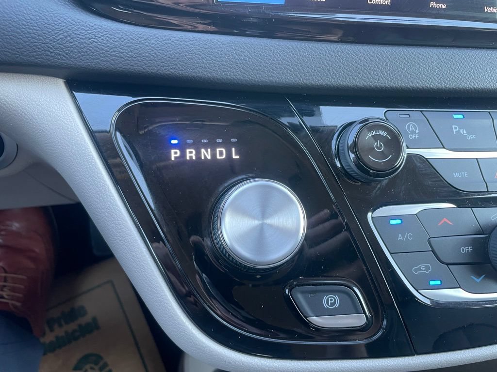 Used 2024 Chrysler Pacifica Touring-L FWD image 16