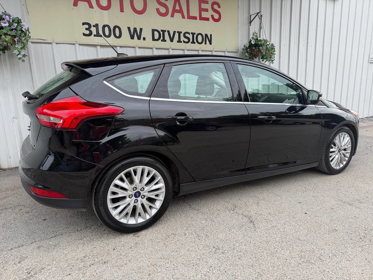Used 2017 Ford Focus Titanium w/ Titanium Technology Package FWD image 3