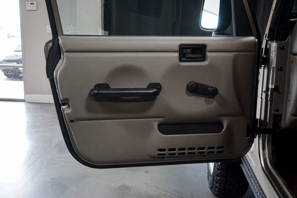 Used 2006 Jeep Wrangler Unlimited Rubicon w/ Security Group AWD/4WD image 18