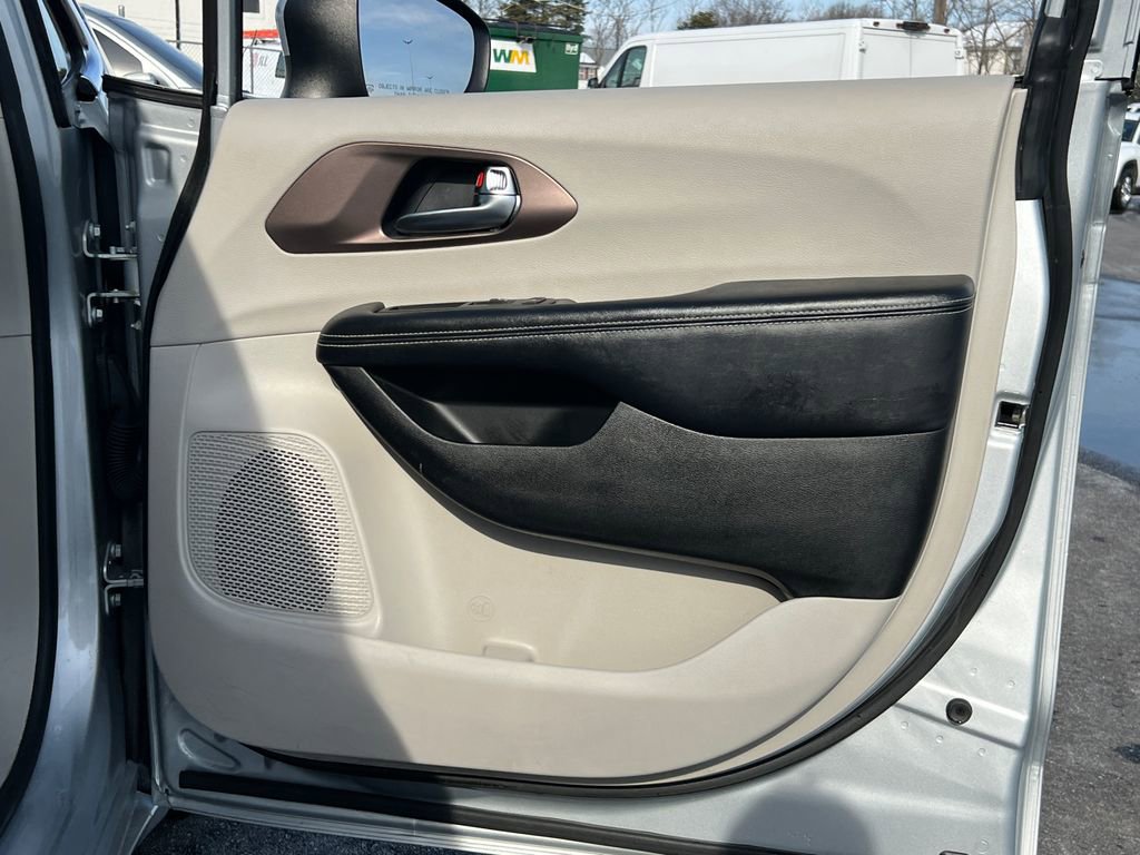 Used 2023 Chrysler Voyager LX image 9