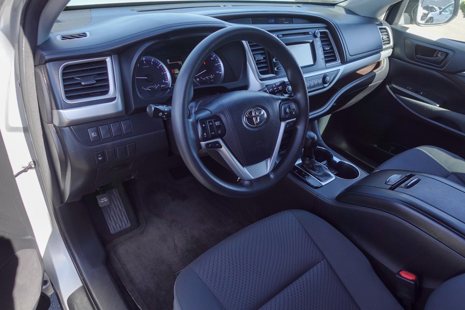 Used 2018 Toyota Highlander LE AWD/4WD image 9