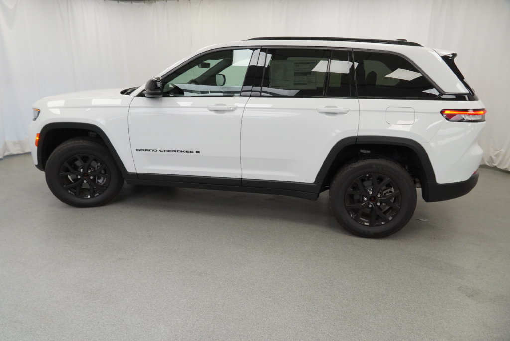 New 2026 Jeep Grand Cherokee Altitude AWD/4WD image 17