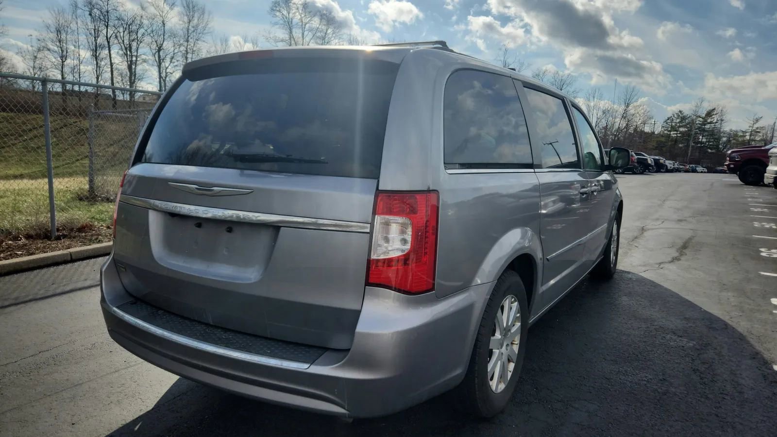 Used 2014 Chrysler Town & Country Touring image 2