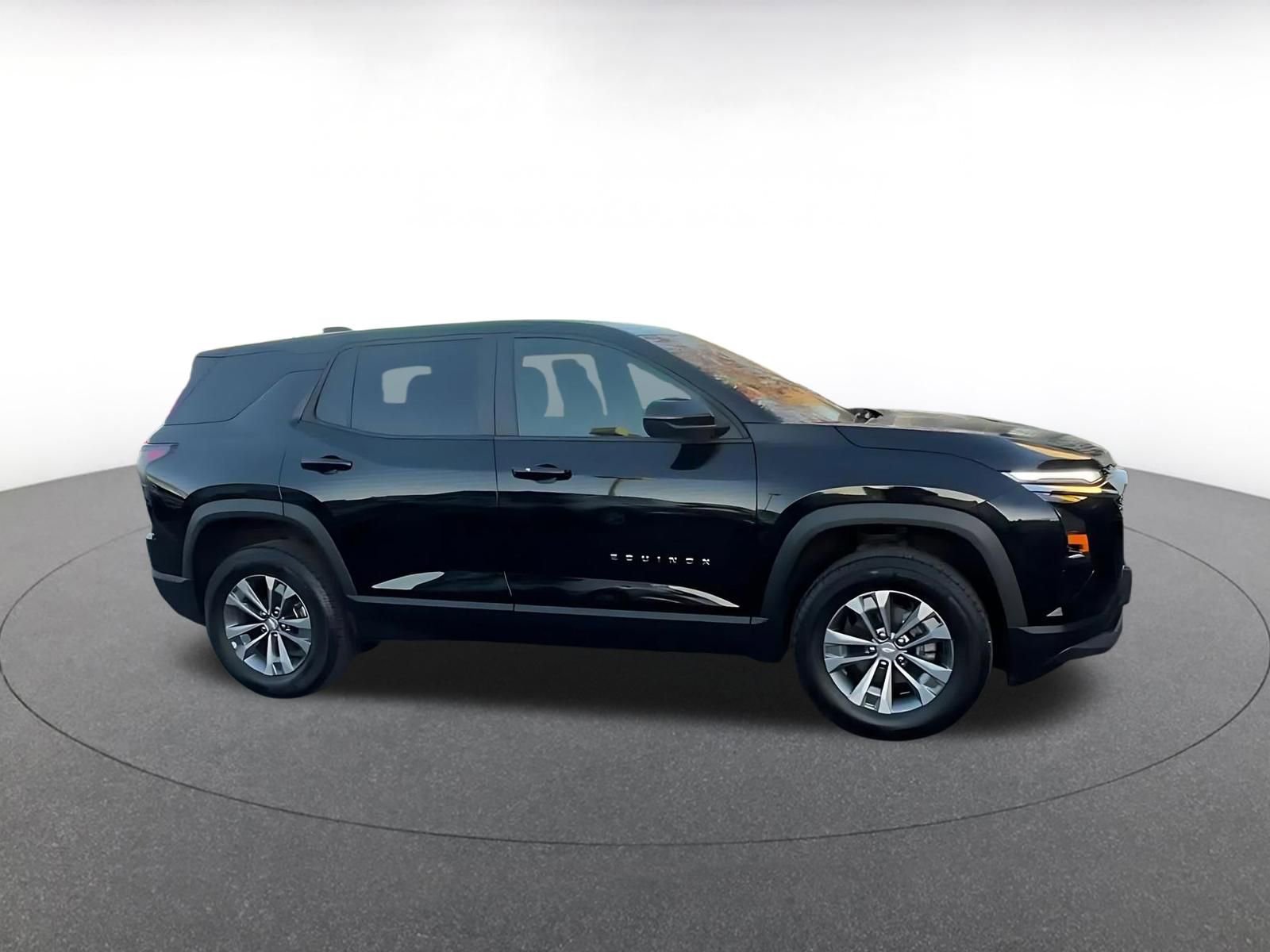 Used 2025 Chevrolet Equinox LT image 2
