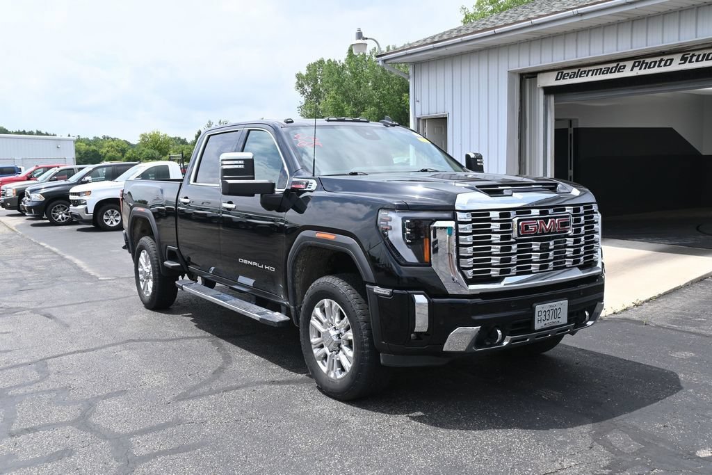 Used 2024 GMC Sierra 3500 Denali w/ Technology Package AWD/4WD image 4