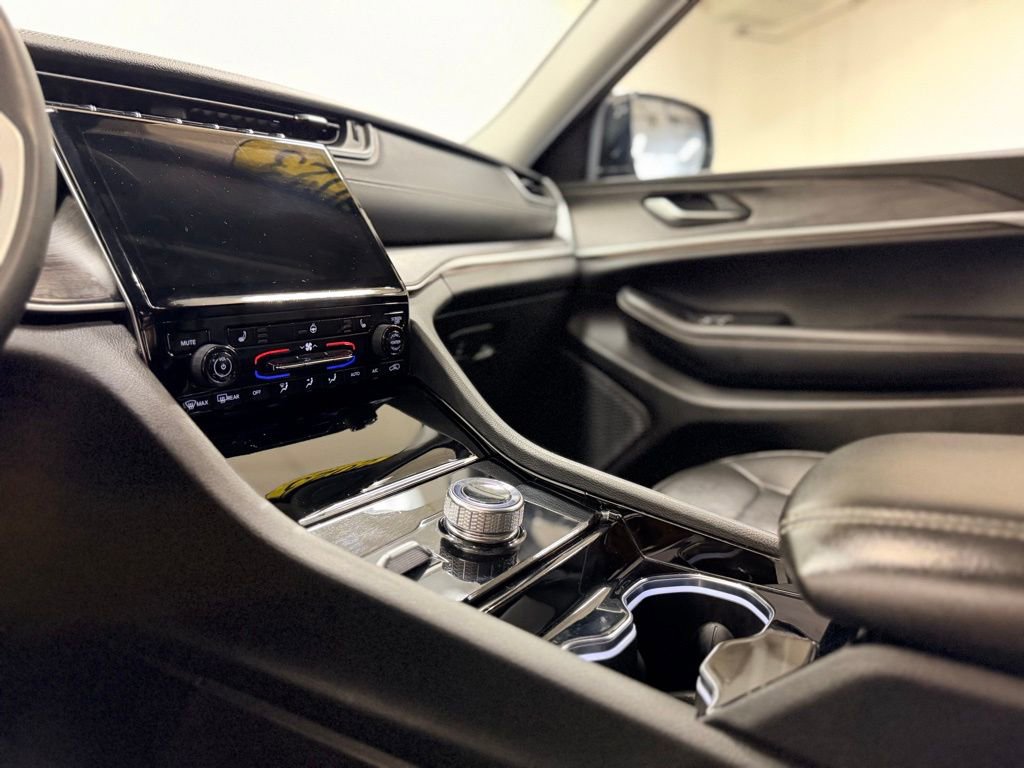 Used 2023 Jeep Grand Cherokee L Limited w/ Black Appearance Package image 16