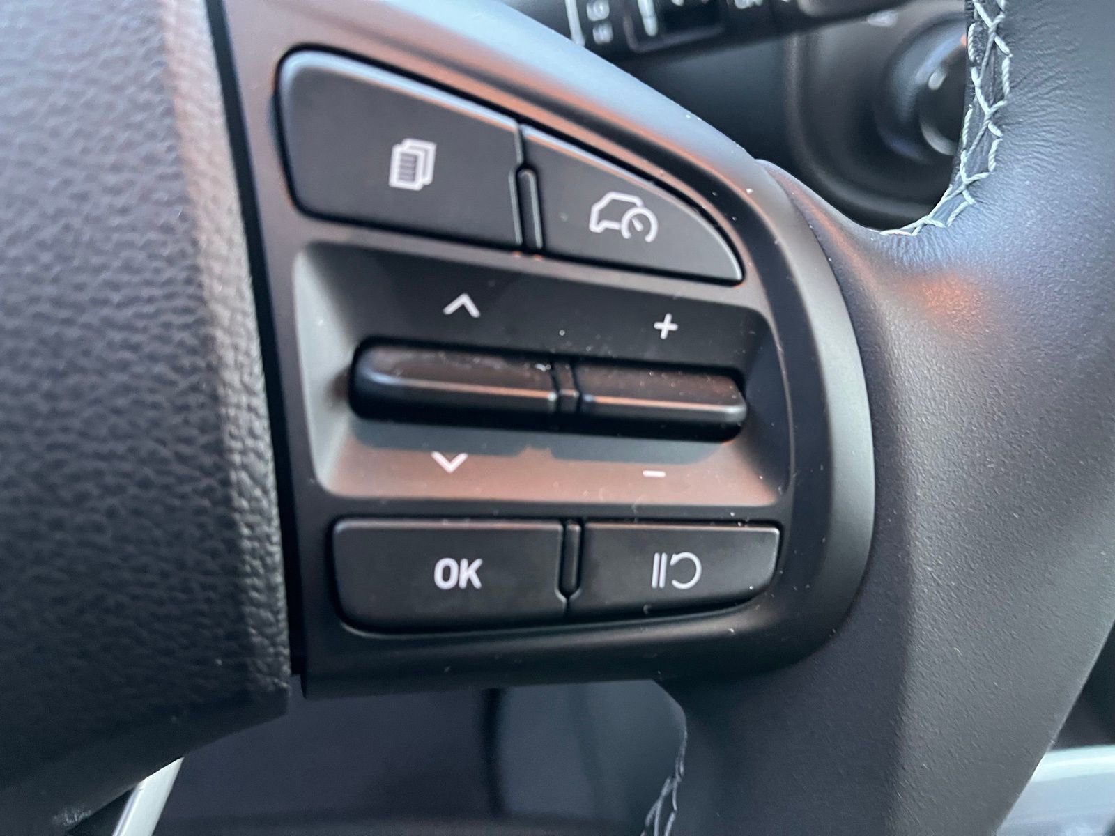 Used 2025 Hyundai Venue SEL image 29