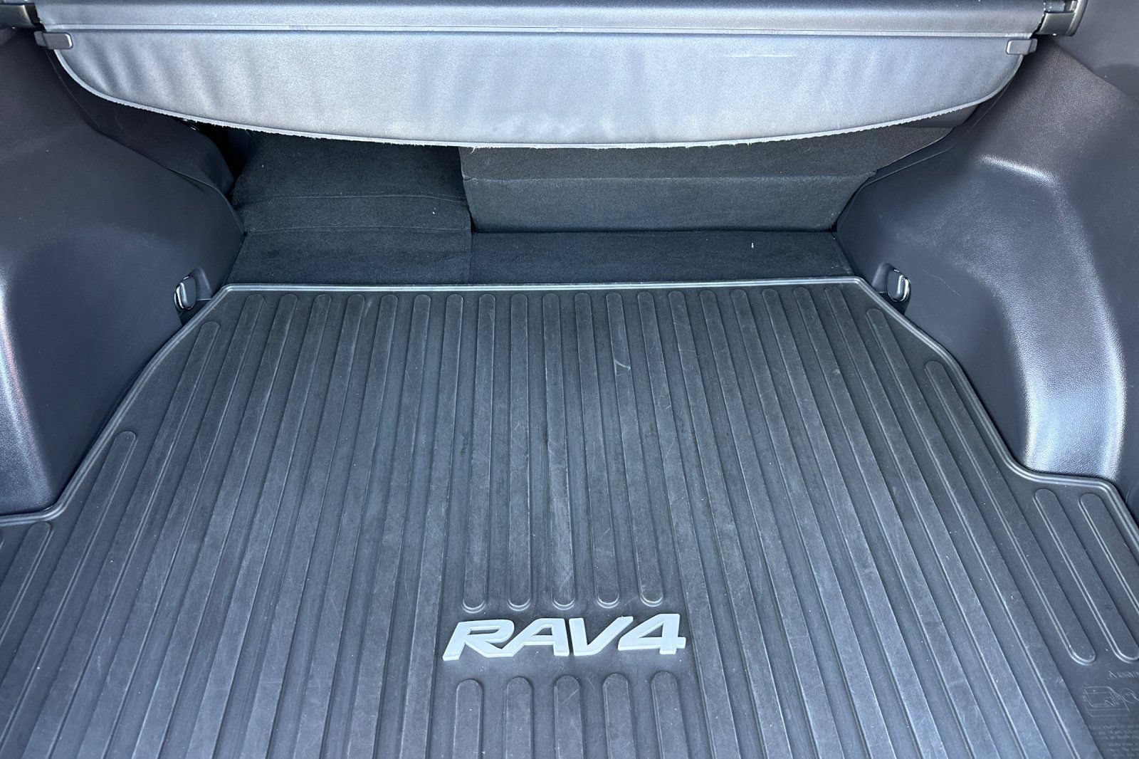 Used 2022 Toyota RAV4 LE AWD/4WD image 16